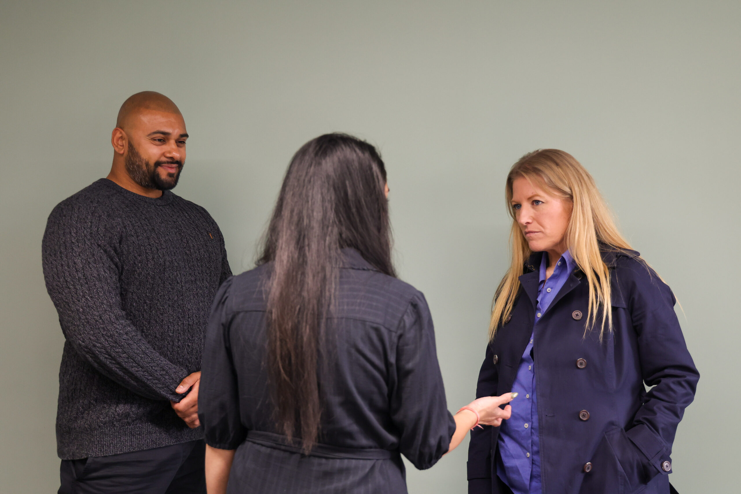 PCC Donna Jones in conversation with two Inner Avenue residents.